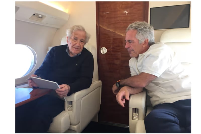 Noam Chomsky aparece en dos fotos del patrimonio de Epstein. (Foto: House Oversight)