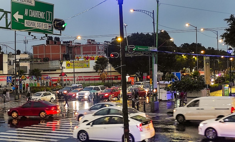 Tarde de lluvia y frío en la Capital Mexicana. Cruces de Eje Central y Eje 3 sur en la Colonia Los Doctores en la alcaldía Cuauhtémoc.