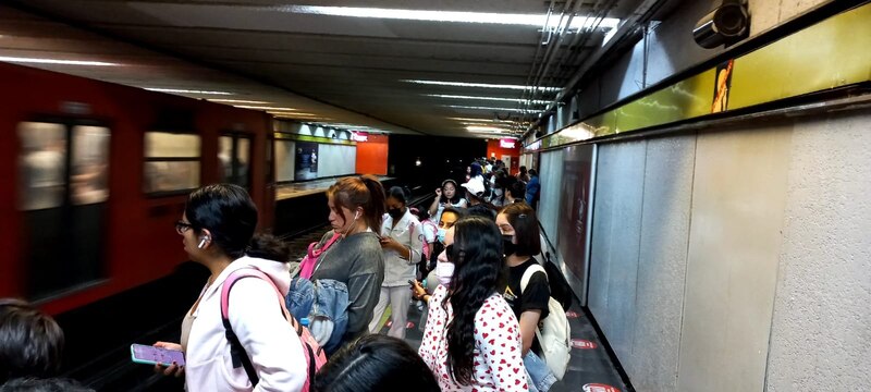 Mujeres esperando el metro en la estación