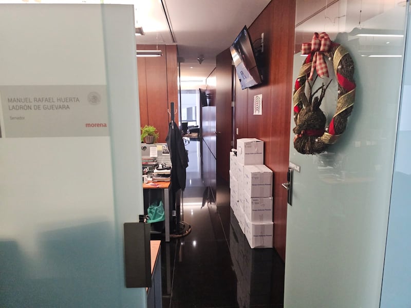 Las cajas están rotuladas con el logo de la editorial Planeta y contienen ejemplares del libro "Grandeza".