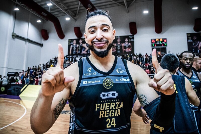 Jugador de baloncesto celebrando una victoria