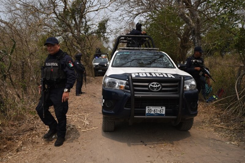 Policía mexicana detiene a presuntos delincuentes en un operativo en el Estado de México