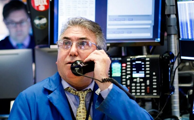 Un corredor de bolsa trabaja en la Bolsa de Nueva York.
