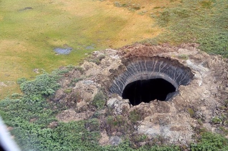Un enorme agujero en la tierra