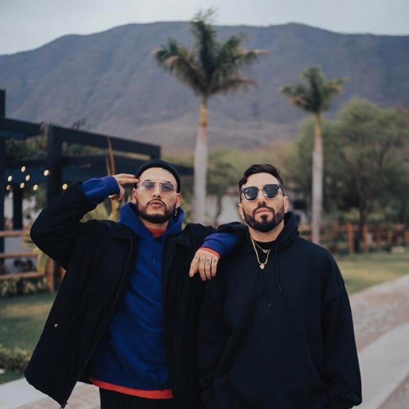 Los cantantes colombianos Mike Bahía y Greeicy Rendón.