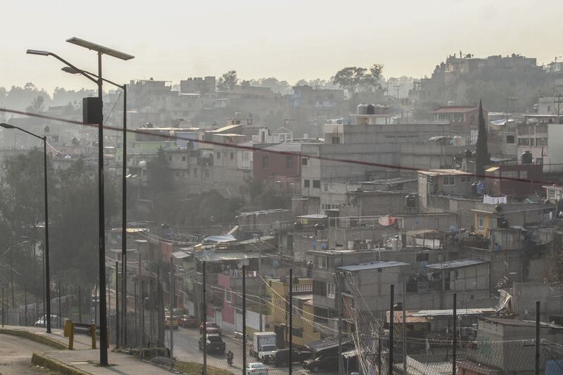 La zona conurbada de la Ciudad de México también luce contaminada. Hasta el momento se reporta mala calidad del aire en la urbe al superar los 100 puntos Imeca en las 5 zonas que lo conforman. Una espesa neblina color gris amarillento se alza encima de las colonias Mártires del Río Blanco y San José de los Leones, primera y segunda sección, son las colonias con mayor índice delictivo de Naucalpan.