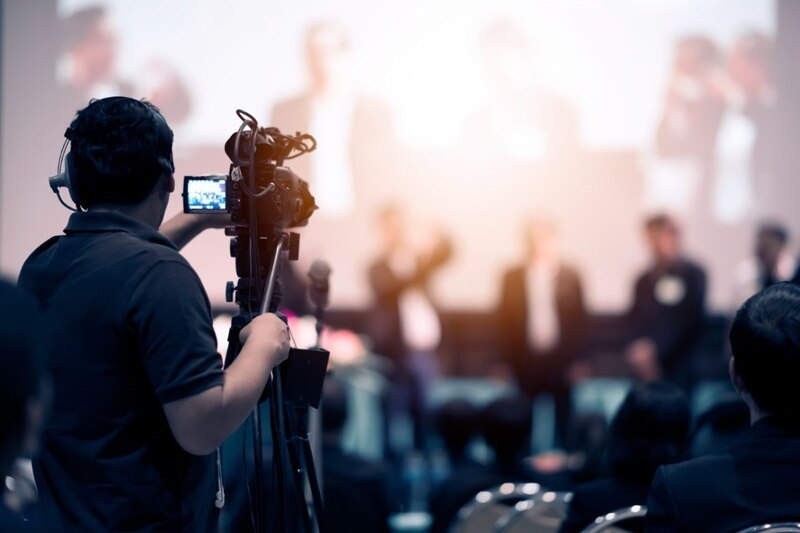 Videógrafo en una conferencia