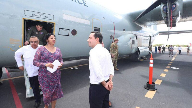 El presidente salvadoreño, Nayib Bukele, saluda a la presidenta de la Corte Suprema de Justicia, María Cristina Chinchilla, antes de abordar un avión en el Aeropuerto Internacional de Ilopango.