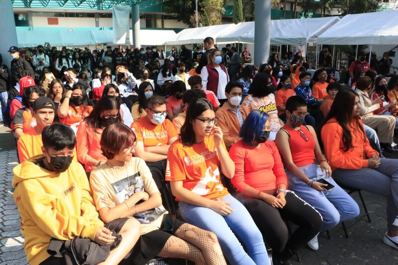 Estudiantes de bachillerato en una ceremonia escolar.