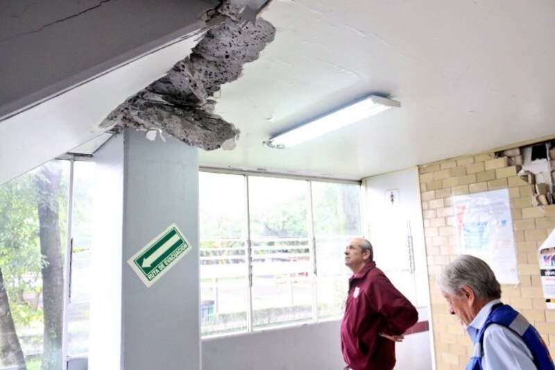 Daños en el techo de un edificio tras un terremoto