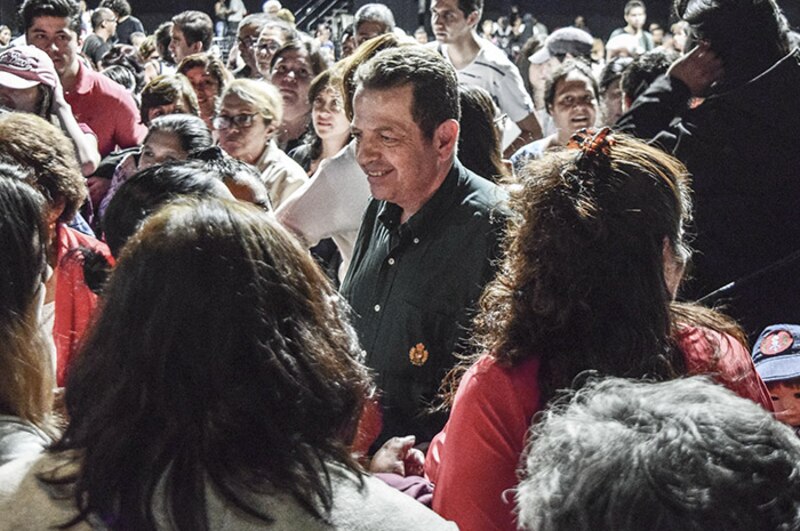 El político saluda a sus seguidores
