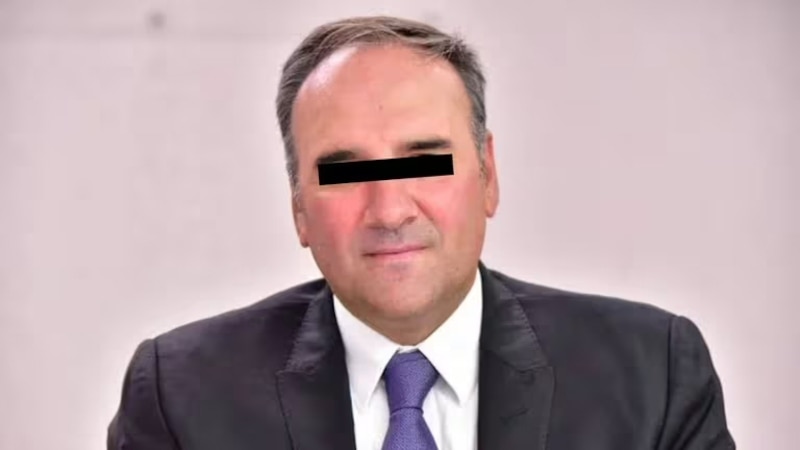 Político con la cara tapada