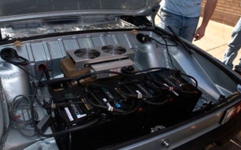 Un vistazo al interior del maletero de un Porsche 911 convertido en eléctrico