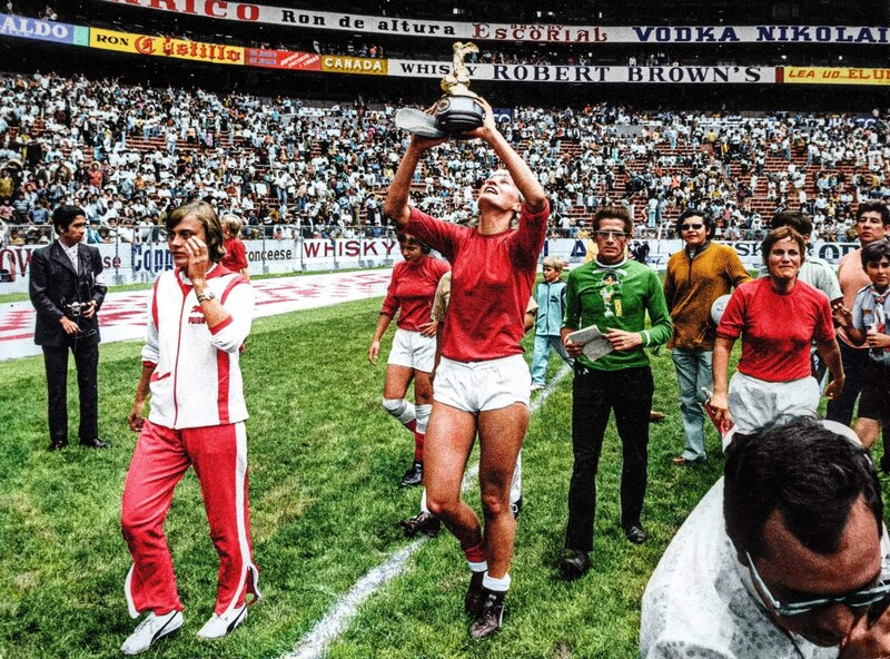 Jugadora de fútbol celebra con la copa