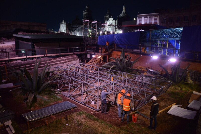 Trabajadores construyendo una estructura metálica en una zona arqueológica