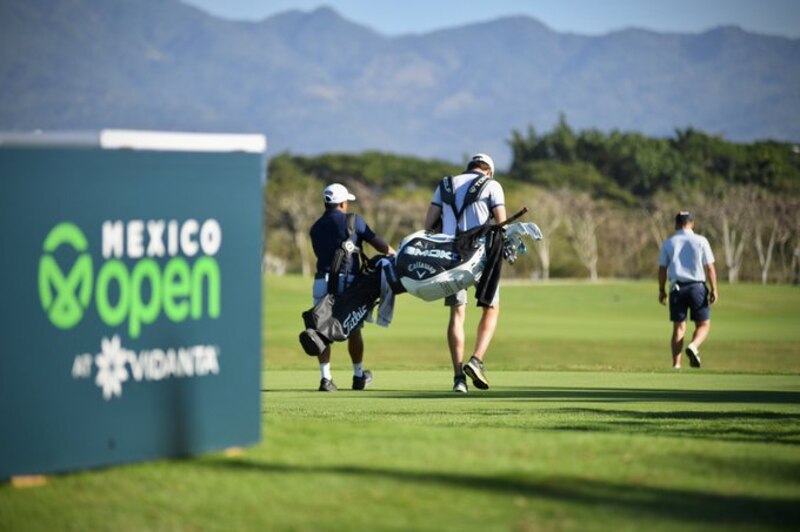 Golfistas en el green durante el Mexico Open