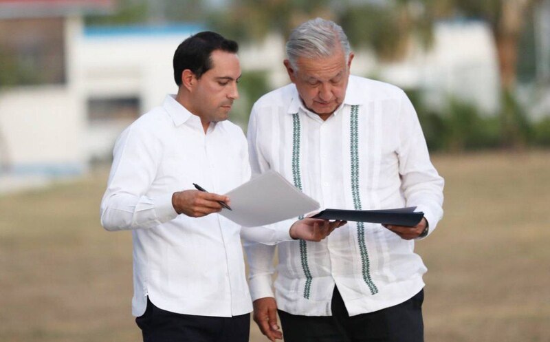 El presidente López Obrador y el gobernador de Quintana Roo, Carlos Joaquín, revisan los avances del Tren Maya.