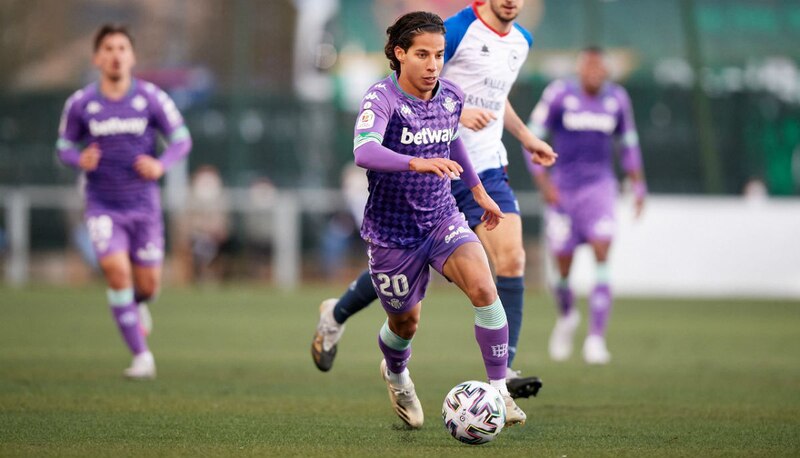 El jugador de fútbol Bryan Gil en acción durante un partido