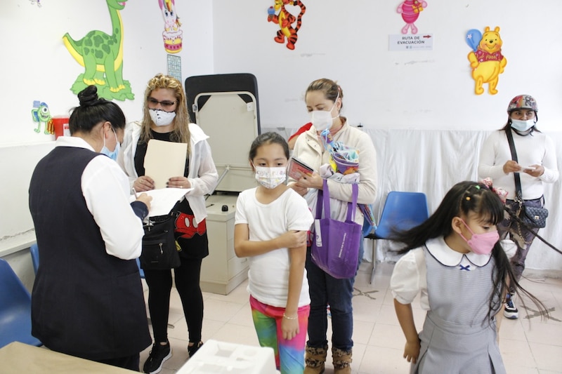 Jornada de vacunación contra el COVID-19 en una escuela primaria
