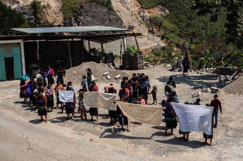 Las 68 familias de sector Santa Marta, quienes fueron desplazadas por la violencia en su territorio, denunciaron ante medios de comunicación que en Polho, la comunidad donde encontraron refugio rentando casas a conocidos, son acosados nuevamente por la violencia que permea en el territorio chiapaneco. La disputa entre diferentes grupos armados de la región genera miedo entre mujeres y niños de más de 20 comunidades. Después de su desplazamiento al menos cuarenta niños se vieron en la necesidad de abandonar la escuela lo que ocasionó que a su vez el gobierno les quitara la beca Benito Juárez, las madres y padres de familia han insistido ante autoridades estatales que les brinden apoyo como; escuelas móviles para los niños y niñas, alimentos, vivienda digna, y brinde seguridad. Ellos y ellas desean regresar a sus hogares, a trabajar su tierra para sembrar maíz y frijol, pero temen por su seguridad, ya no solo en su casa, si no también, en el lugar donde encontraron refugio hace más de un año.