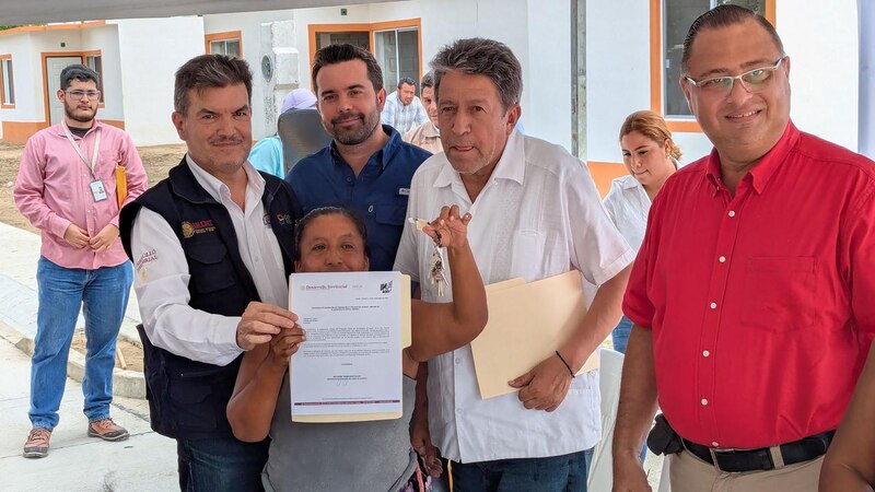 Familias recibiendo su vivienda a través del programa de viviensa social