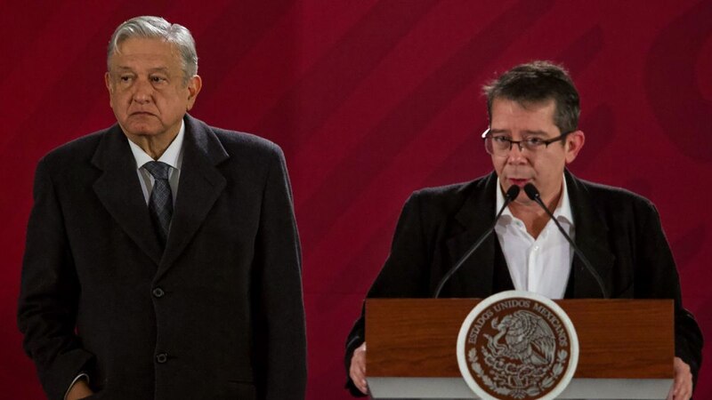 El presidente mexicano Enrique Peña Nieto (izquierda) y el secretario de Educación Pública, Aurelio Nuño Mayer (derecha), durante una ceremonia en el Palacio Nacional de la Ciudad de México.