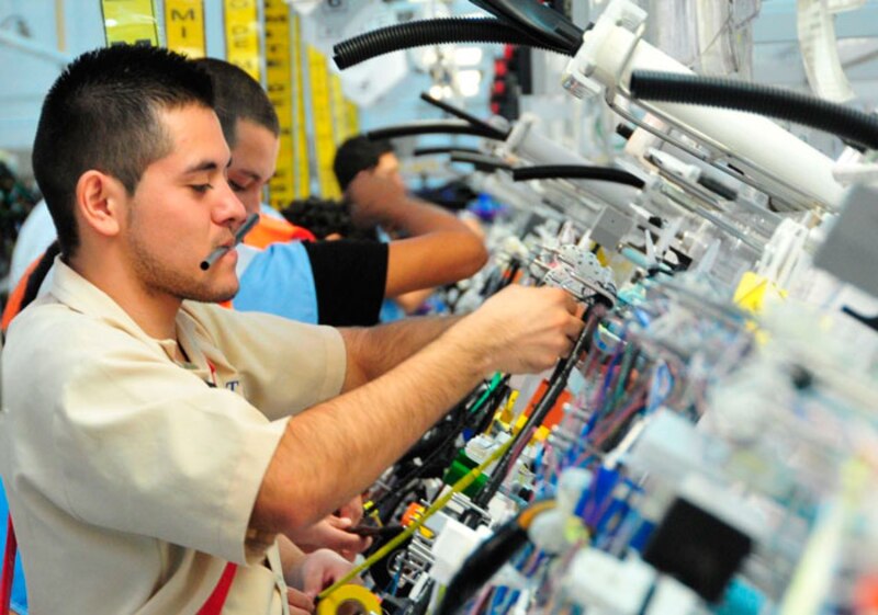 Un joven trabaja en una fábrica