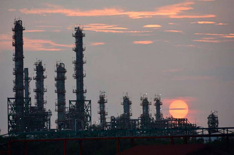 Refinería de petróleo al atardecer