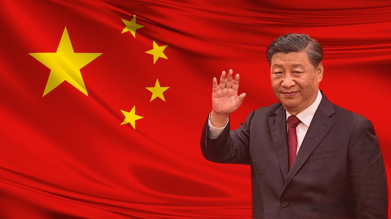 El presidente chino, Xi Jinping, saluda a la bandera nacional.