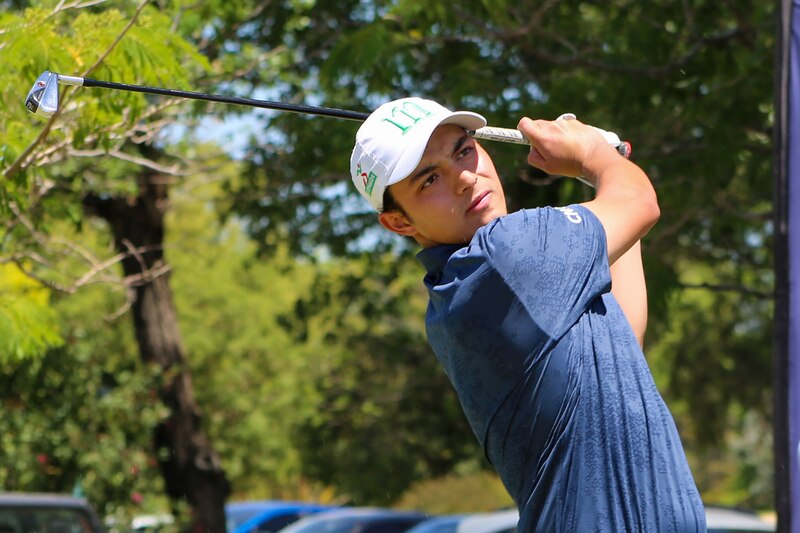 Golfista masculino joven haciendo un swing