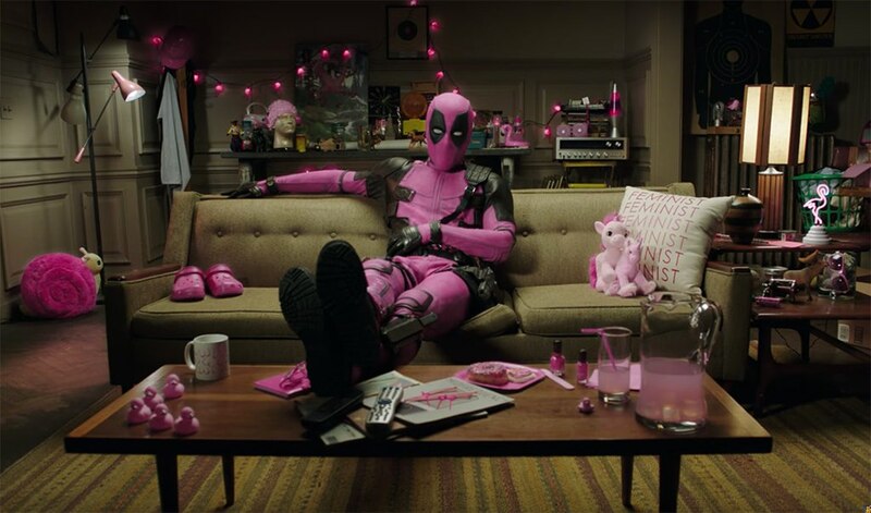 Deadpool se relaja en el sofá