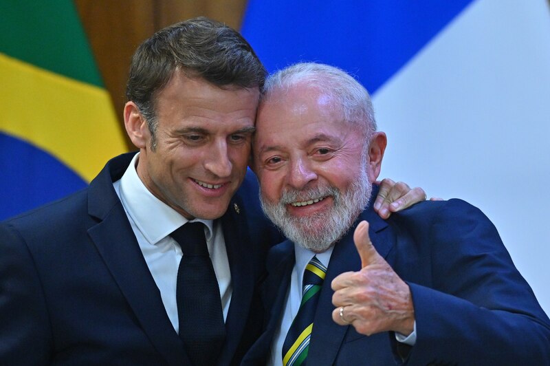 El presidente francés Emmanuel Macron y el presidente brasileño Luiz Inácio Lula da Silva se reúnen en París