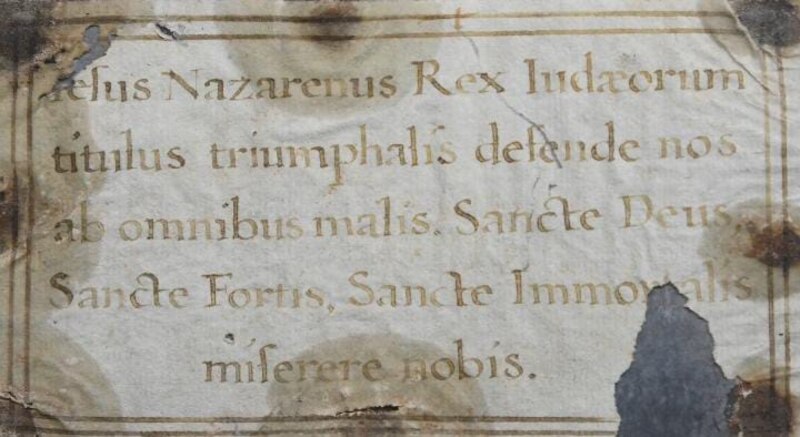 Amuleto con inscripción en latín