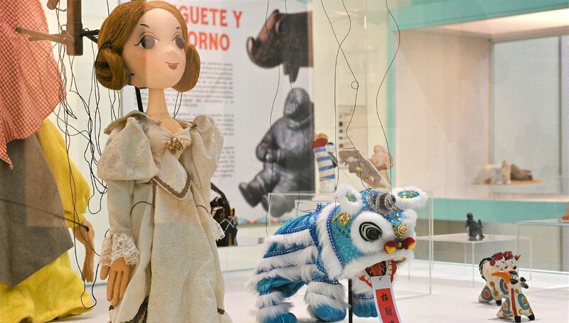 Marionetas en exhibición en un museo