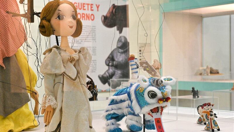 Marionetas en exhibición en un museo