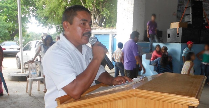 Un hombre dando un discurso en un podio.