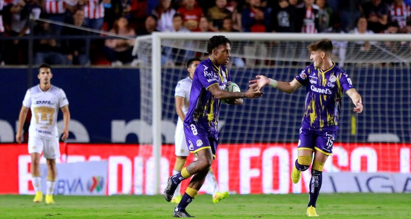 Jugadores de fútbol celebrando un gol