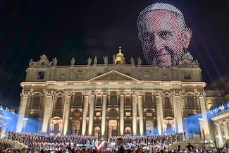 Karol G, Bocelli y drones brillan en un show histórico en el Vaticano