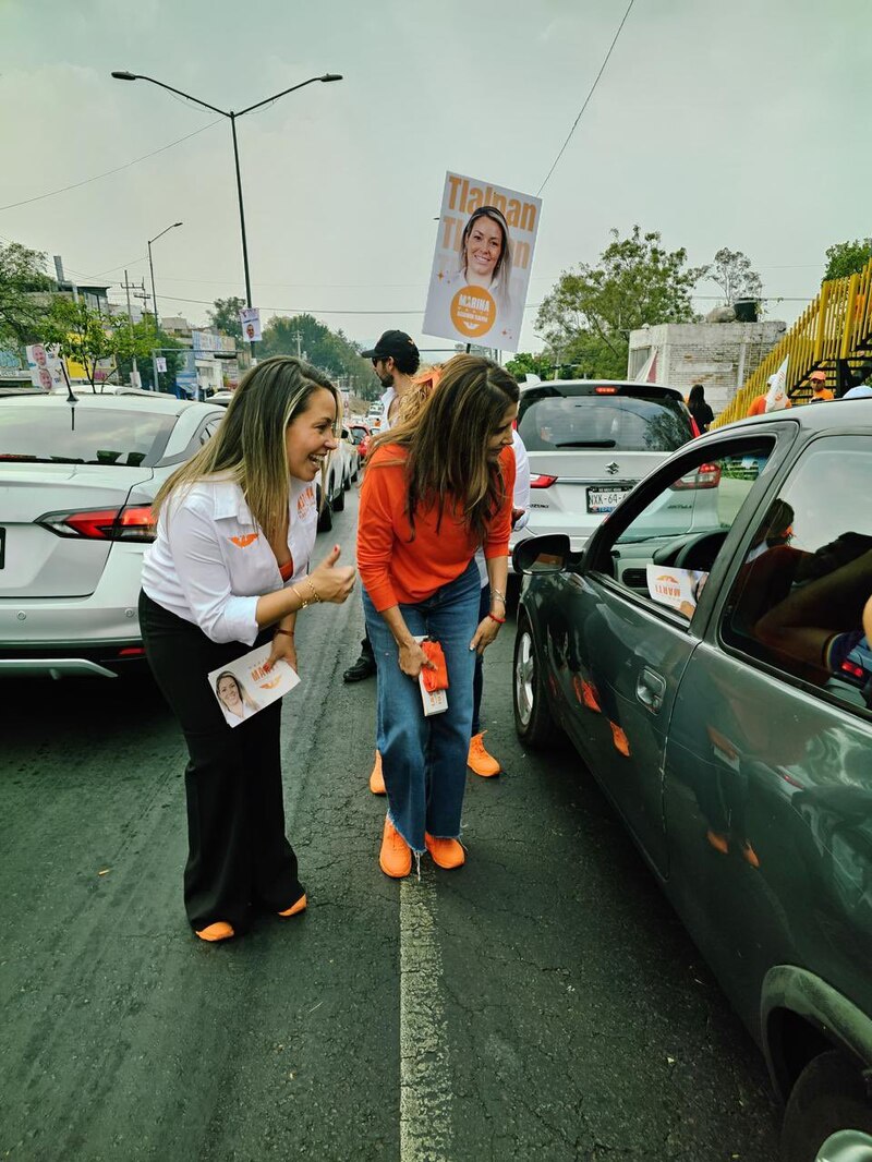 ¡Candidata saluda a sus seguidores desde su auto!