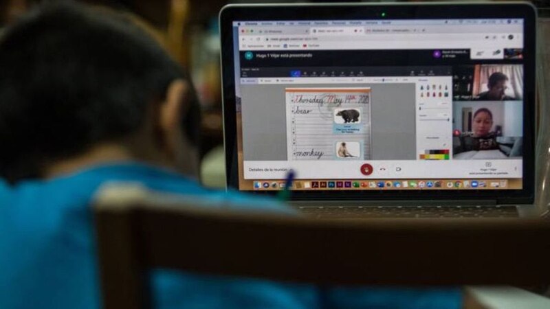 Niño en una clase virtual