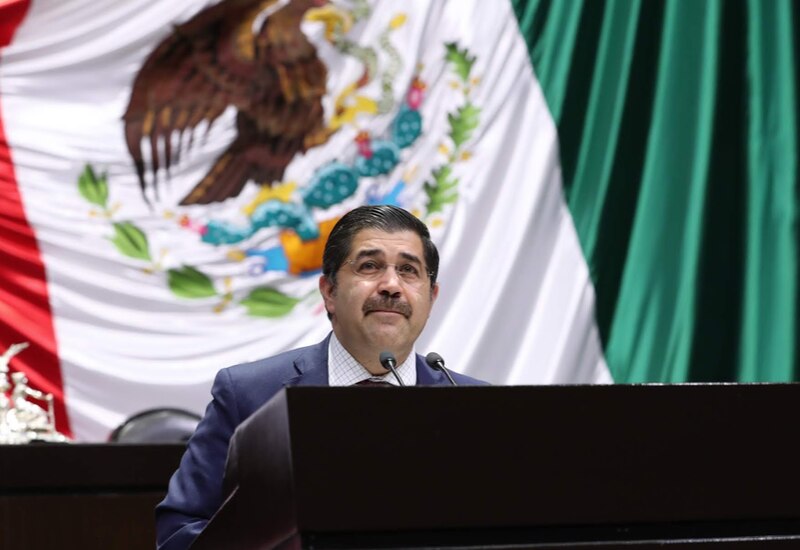 Diputado mexicano da un discurso en el Congreso