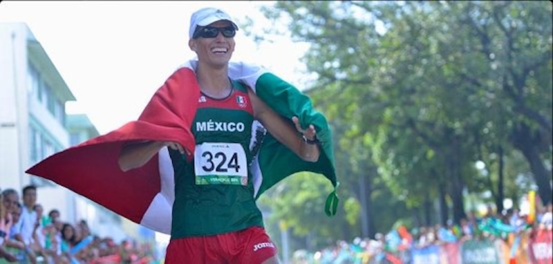 ¡Oro para México! El atleta mexicano Juan Luis Barrios ganó la medalla de oro en la prueba de 10.000 metros en los Juegos Panamericanos de 2011.