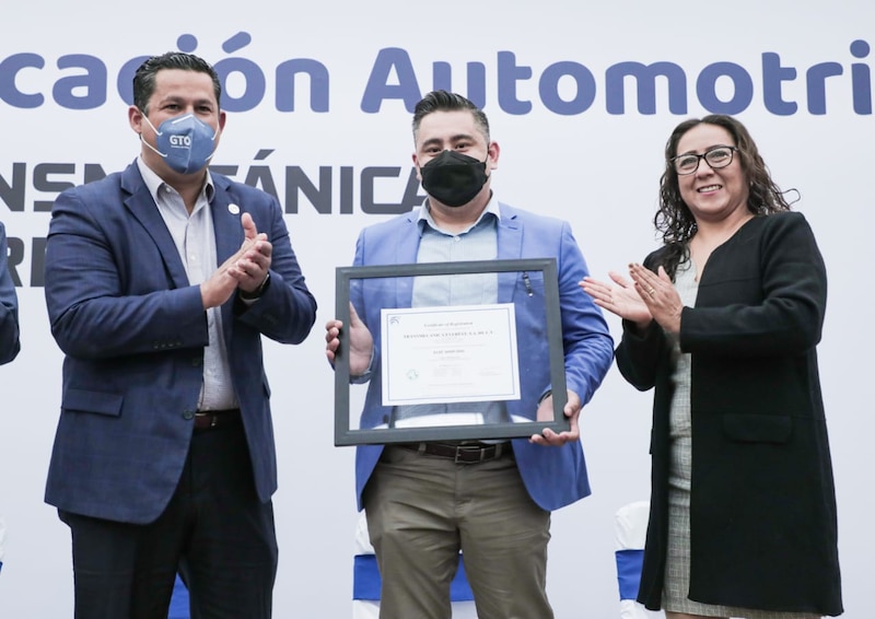 Entrega de reconocimiento a la trayectoria profesional en el sector automotriz