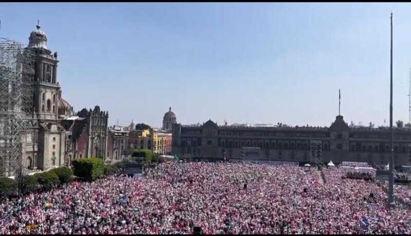 Multitudinaria manifestación en el Zócalo de la Ciudad de México
