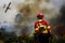 Alrededor de 600 bomberos y 11 aeronaves enfrentan incendio en Trancoso, Portugal
