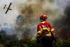 Alrededor de 600 bomberos y 11 aeronaves enfrentan incendio en Trancoso, Portugal