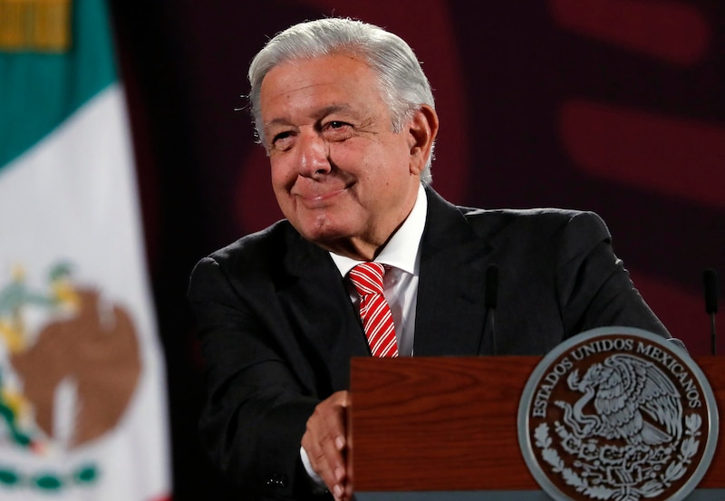 El presidente mexicano Enrique Peña Nieto sonríe durante un discurso.