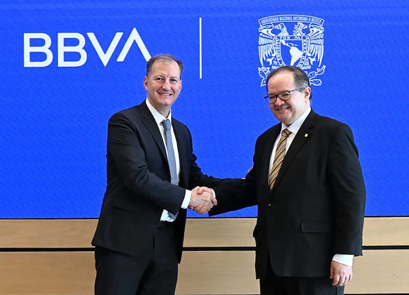 El rector de la UNAM, Leonardo Lomelí y el director General de Banca de Empresas e Instituciones de BBVA México, Alejandro Cárdenas Bortoni, renovaron por cinco años más el convenio de la tarjeta “Afinidad UNAM”, en impulso a la educación con igualdad de oportunidades
