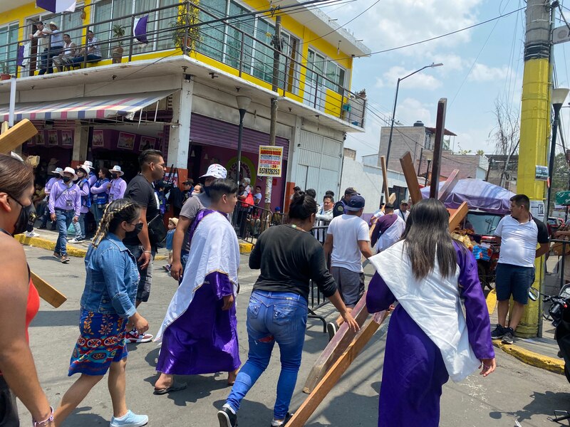 Title: Procesión de Semana Santa en México