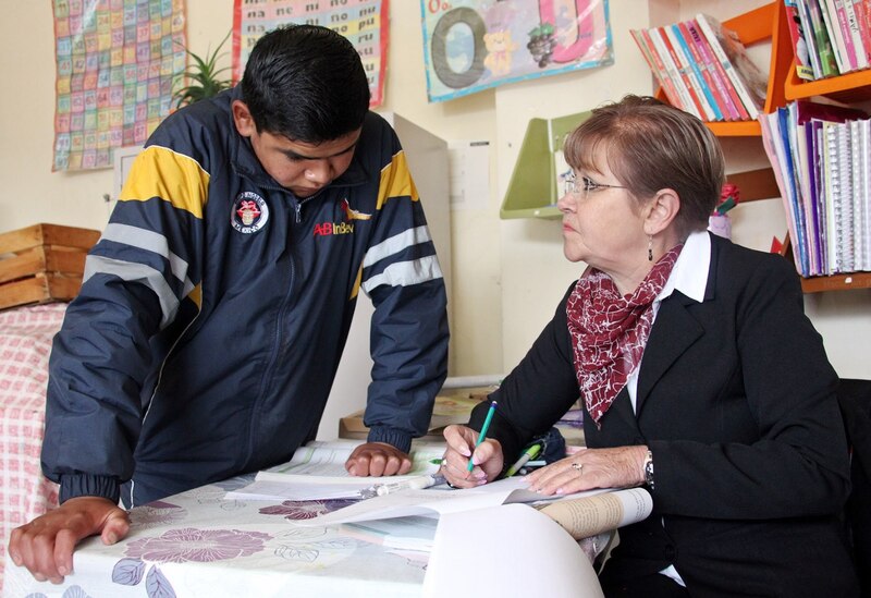 Profesora ayudando a un estudiante con su tarea